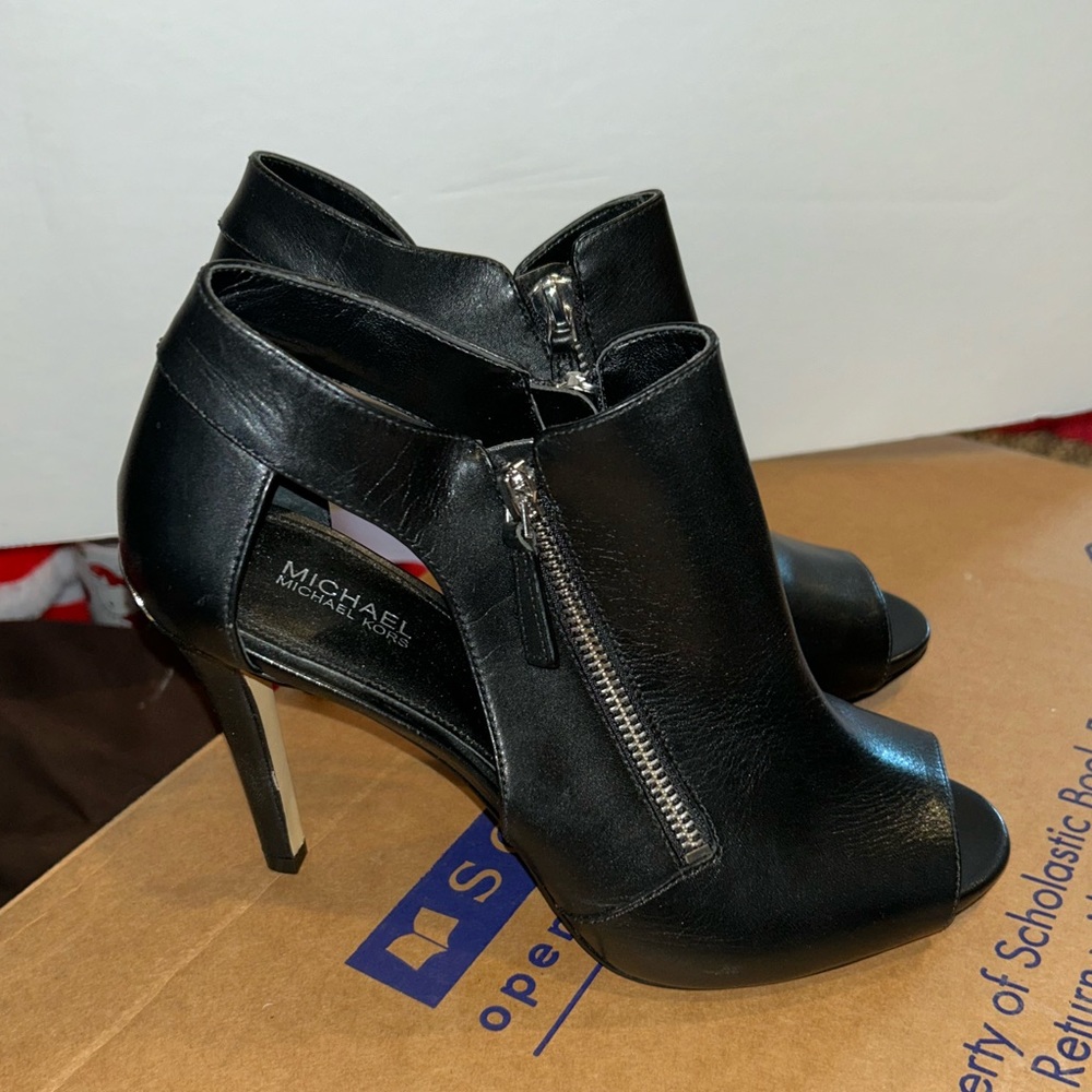 Michael Kors cut out open toe 4” heel